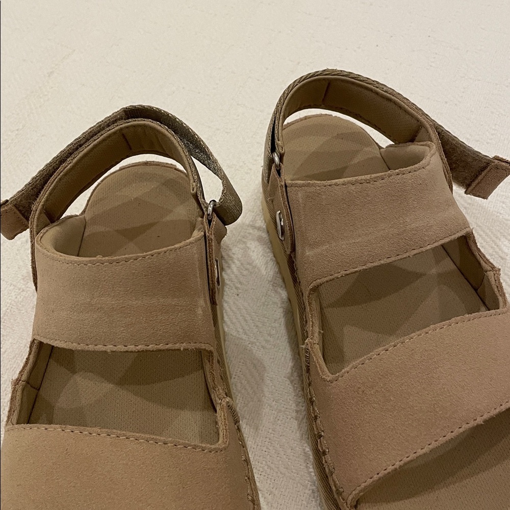 Ugg Goldenstar platform sandals in sand color size 8 - Picture 11 of 14